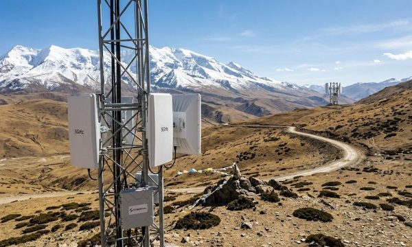 中国西部高原远距离无线通信方案：新疆、西藏高海拔 5GHz 网桥部署指南
